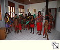 Zoom: Waiapí bestaunen den Frauenschlafsaal