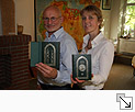 Annette und Rüdiger Nehberg mit dem GOLDENEN BUCH - Bildgröße: 32,92 x 21,95 cm, 300dpi - Bildformat: Jpg, CMYK - Dateigröße: 3,6MB