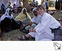 Annette Nehberg mit Afar-Frauen - Bildgröße: 17,98 x 11,78 cm, 300dpi - Bildformat: Jpg, CMYK - Dateigröße: 0,54MB