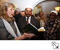 Annette Nehberg mit Islamgelehrten, Äthiopien - Bildgröße: 13,55 x 9,03 cm bei 300 DPI