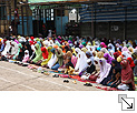 Predigt aus dem GOLDENEN BUCH in der Sheikh-Mogolle-Moschee in Addis Abeba. Versammlung zum Gebet - Bildgröße: 32,92 x 21,95 cm bei 300 DPI