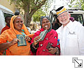 Rüdiger Nehberg mit zwei Power-Frauen in Djibouti. Sie engagieren sich in Sinne von TARGET - Bildgröße: 32,92 x 21,95 cm bei 300 DPI