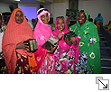 Die Frauen in Djibouti sind begeistert von TARGETs GOLDENEM BUCH - Bildgröße: 32,92 x 21,95 cm bei 300 DPI