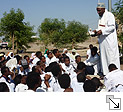 Ein Imam liest seinen Schülern in Äthiopien aus dem GOLDENEN BUCH vor - Bildgröße: 32,92 x 24,69 cm bei 300 DPI