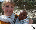 Annette Nehberg mit geschütztem Baby - Bildgröße: 21,95 x 32,92cm bei 300 DPI