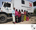 Ali M. Dabala mit Afar-Frauen vor dem Geländewagen - Bildgröße: 21,95 x 32,92cm DPI