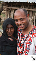 Ali M. Dabala mit seiner Mutter - Bildgröße: 32,92cm x 21,95cm bei 300 DPI