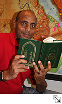 Ali M. Dabala mit dem GOLDENEN BUCH - Bildgröße: 32,92cm x 21,95cm bei 300 DPI