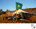 Rüdiger Nehberg campiert im Wüstensand - Bildgröße: 10,10 x 6,73 cm bei 300 DPI (CMYK)