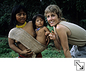 Annette Nehberg und Waiapi-Frau mit Kind - Bildgröße: 45,58 x 30,35 cm bei 300 DPI