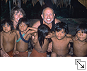 Annette und Rüdiger Nehberg mit Waiapi-Kindern - Bildgröße: 15,68 x 10,16 cm bei 300 DPI
