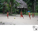 Indianerkinder spielen Fußball in ihrem Urwalddorf - Bildgröße: 36,03 x 23,98 cm bei 300 DPI