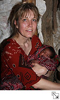 Annette Nehberg mit geschütztem Baby - Bildgröße: 21,95 x 32,92cm bei 300 DPI