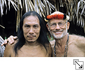 Rüdiger Nehberg mit Waiapi-Indianer -  Bildgröße:  45,39 x 30,24 cm bei 300 DPI