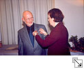 Rüdiger Nehberg mit Ministerprsidentin Heide Simonis, Bundesverdienstkreuz, 28.02.2002 - Bildgröße: 18,72 x 12,47 cm bei 300 DPI