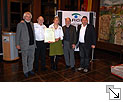 Friedenstage-Initiator Elmar Funk (l.) überreicht den Preis an Annette und Rüdiger Nehberg, 08.12.2010, - 25,47 x 16,93 cm, bei 300 DPI