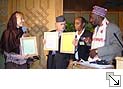 Afar-Ehrenbürgerschaft: Sheikh Darrassa (r.) mit Nehbergs, einer Übersetzerin und Ali M. Dabala, 21.11.2006 -  Bildgröße: 20,68 x 11,62 cm bei 300 DPI