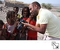 Zoom: Unser Projektmanager Ali zeigt den Afar-Mädchen den Klinik-Bau auf dem Fotoapparat