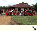 Zoom: Waiapí vor dem Frauenschlafsaal