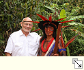 Zoom: Rüdiger Nehberg mit dem festlich geschmückten Sará Waiapí