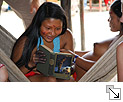 Nehberg-Winnetou-Inara Waiapi schaut sich begeistert das Winnetou-Buch von Karl May an - Bildgröße: 32,92 x 21,95cm bei 300 DPI