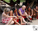 Zoom: Annette und Rüdiger Nehberg mit Winnetou-Büchern bei den Waiapi-Indianern