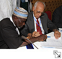 Zoom: Die unterzeichnete Deklaration wird gestempelt (re.Prof. Shama)